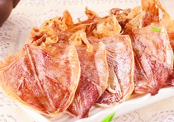 乐东鱿鱼干：色泽鲜明，肉质粉红软脆，味道鲜美